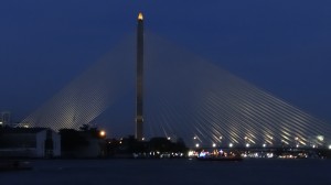 Rama VIII Bridge bei Nacht | Bangkok