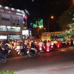 Verkehr in HCMC bei Nacht