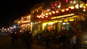 Hoi An Uferpromenade bei Nacht