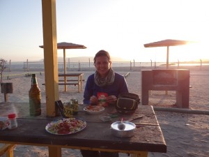 Camping Dinner beim Sonnenuntergang